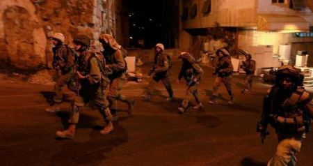 الاحتلال يعتقل 3 شبان وفتيين من الضفة فجرًا